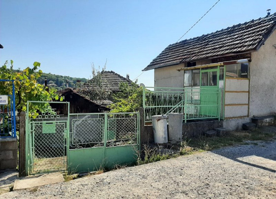 Два небольших дома и летняя кухня на деревенском участке, в 15 км от Мездры.