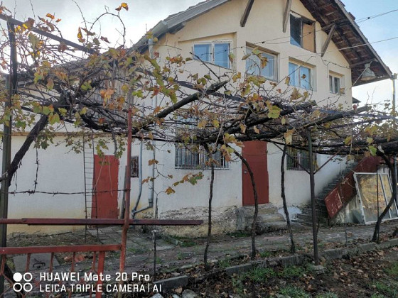 Двухэтажный дом с участком земли площадью почти 13 000 м² и пасекой, недалеко от Белоградчика.